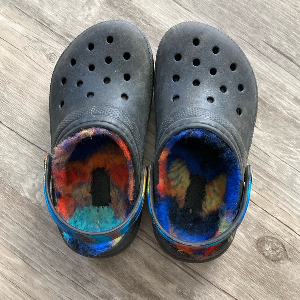 Fuzzy lined crocs. 11c. Guc.